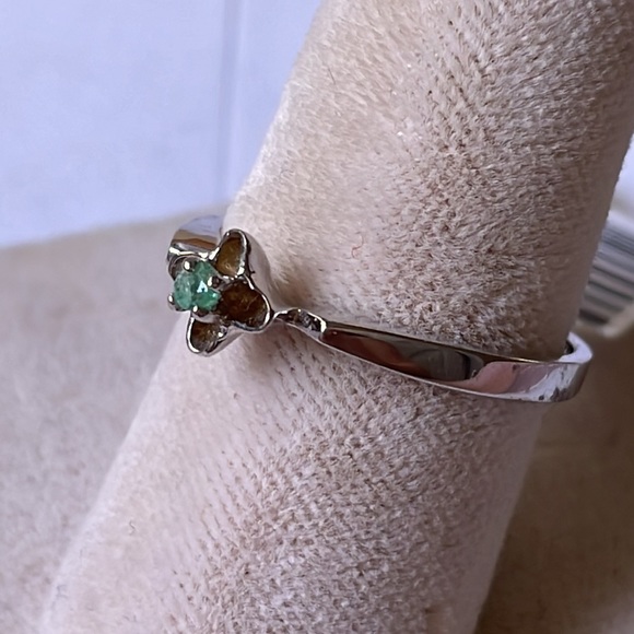 BNWT 18K white gold Round Cut Green Emerald ring band size 8 - Picture 3 of 8